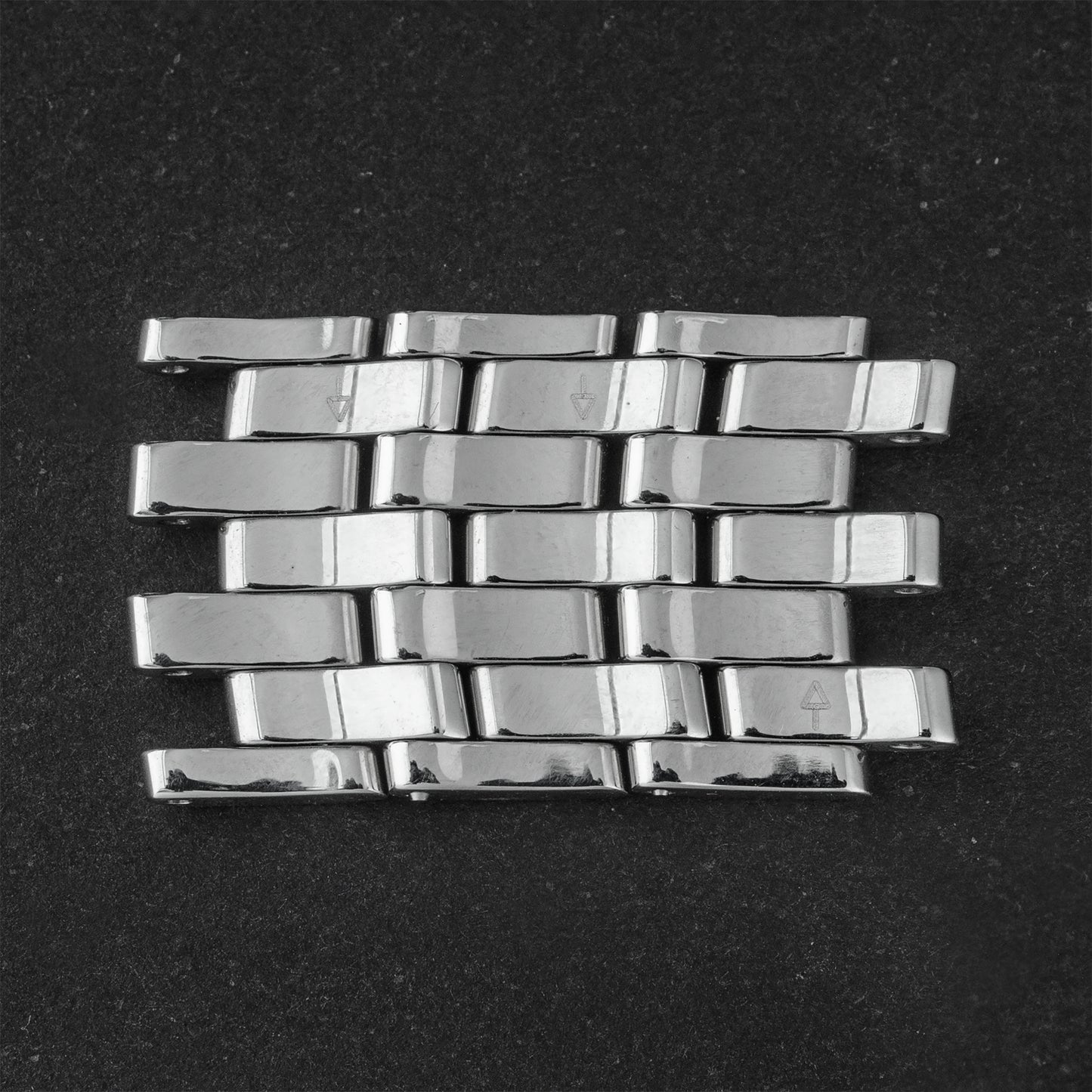 No. b8236 / Omega 19mm Bracelet Links -- 1990s