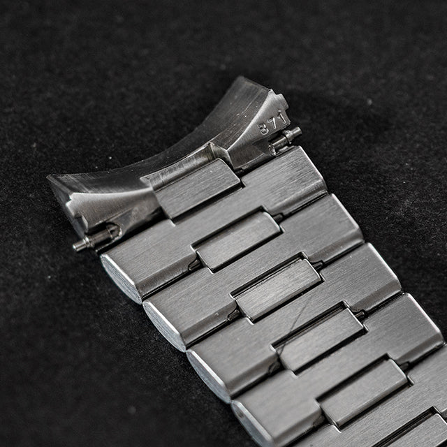 No. b2075 / Omega 20mm Bracelet - 1990s