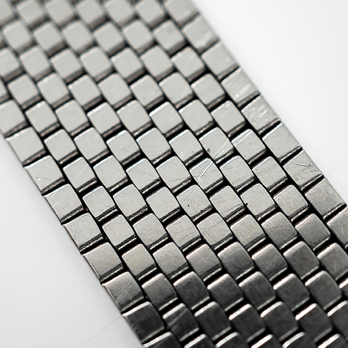 No. b725 / Omega 19mm Mesh Bracelet - 1970s